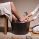 Ванночка для ног круглая из теплопроводящей керамики Sommerhuber SPA Ceramic. Пример исползования