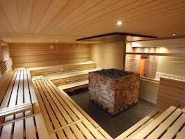 Тип печи: KUSATHERM 50
Горелка: 2 x 25 kW
Облицовка печи: Кирпич из красного клинкера.
Ввод в эксплуатацию: 01.11.2009
Особенности: Сауна расположена на мансарде исторического крытого бассейна. 