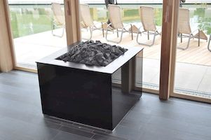 Тип печи: KUSATHERM 50
Горелка: 2 x 25 kW
Облицовка печи: Черный гранит.
Ввод в эксплуатацию: 20.06.2011
Особенности: Горелки в тех. помещении под сауной. Вентилятор в основании подсобного помещения рядом с сауной.
