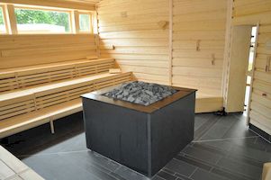 Тип печи: KUSATHERM 50
Горелка: 2 x 25 kW
Облицовка печи: Черный гранит.
Ввод в эксплуатацию: 20.06.2011
Особенности: Горелки в тех. помещении под сауной. Вентилятор в основании подсобного помещения рядом с сауной.
