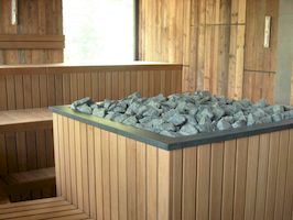 Тип печи: KUSATHERM 60
Горелка: 2 x 30 kW
Облицовка печи: Двойная облицовка:  Promat + вагонка натурального дерева.
Ввод в эксплуатацию: 07.03.2014
Особенности: Сауна расположена на крыше отеля.

