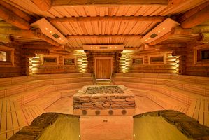 Тип печи: 2 x KUSATHERM 90
Горелка: 6 x 30 kW
Облицовка печи: Кладка из натурального камня.
Ввод в эксплуатацию: 14.10.2015
Особенности:  Печь для сауны расположена в центре бани. Горелки в техническом помещении под сауной.