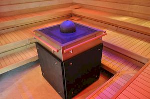 Тип печи: KUSATHERM 60
Горелка: 2 x 30 kW
Облицовка печи: Облицовка из мрамора, рама из нержавеющей стали.
Ввод в эксплуатацию: 09.09.2013
Особенности: Корзина для камней со сферическим парообразователем.