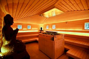 Тип печи: KUSATHERM 90
Горелка: 3 x 30 kW
Облицовка печи: Облицовка из мрамора, рама из нержавеющей стали.
Ввод в эксплуатацию: 09.09.2013
Особенности: Корзина для камней со сферическим парообразователем. Горелки в техническом помещении под сауной.