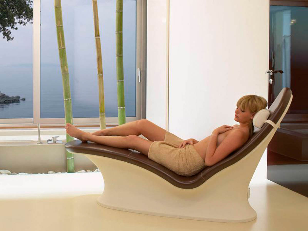 Эргономичный лежак Sommerhuber SPA Ceramic для СПА зоны.